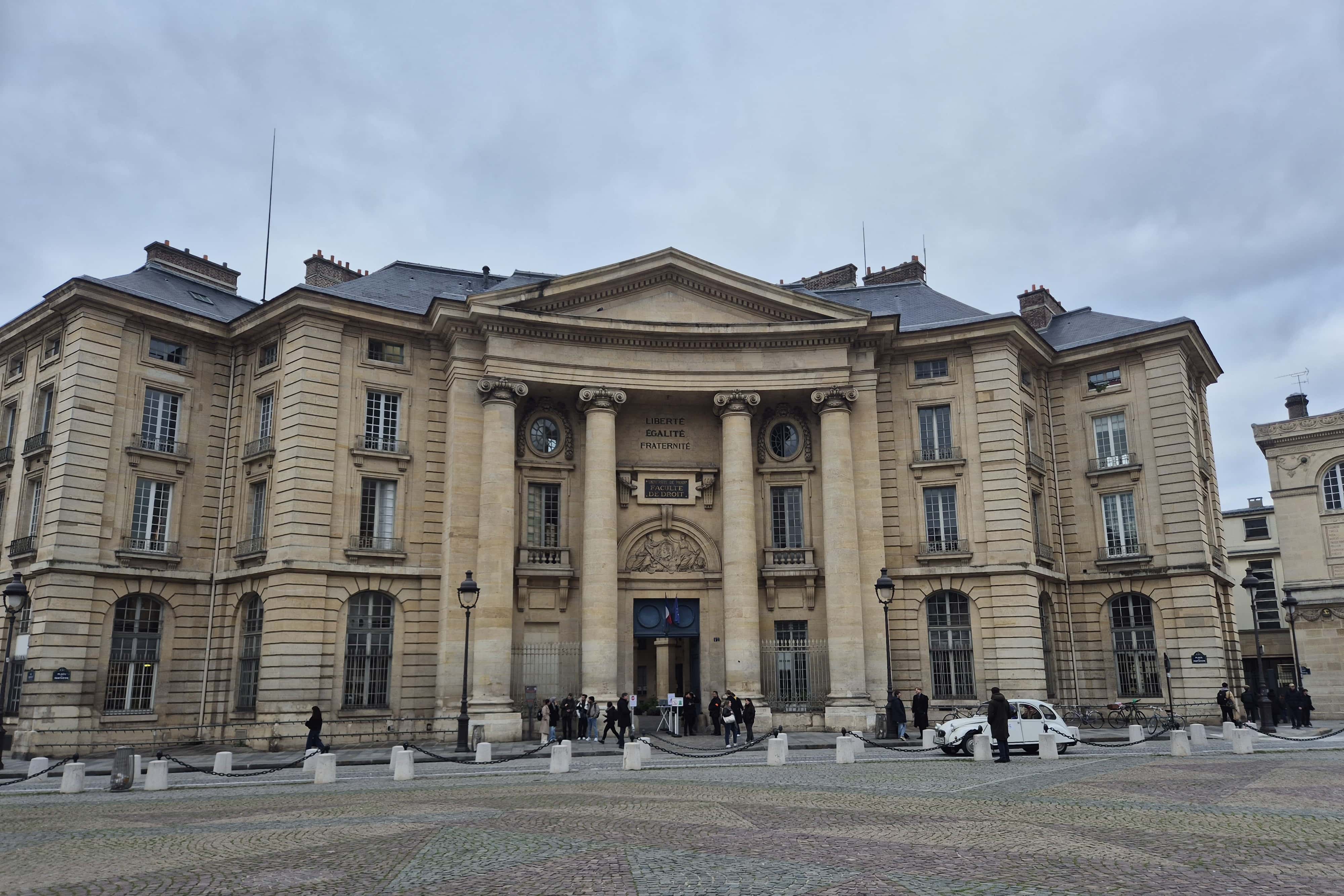 法律學院，上書「自由、平等、博愛」