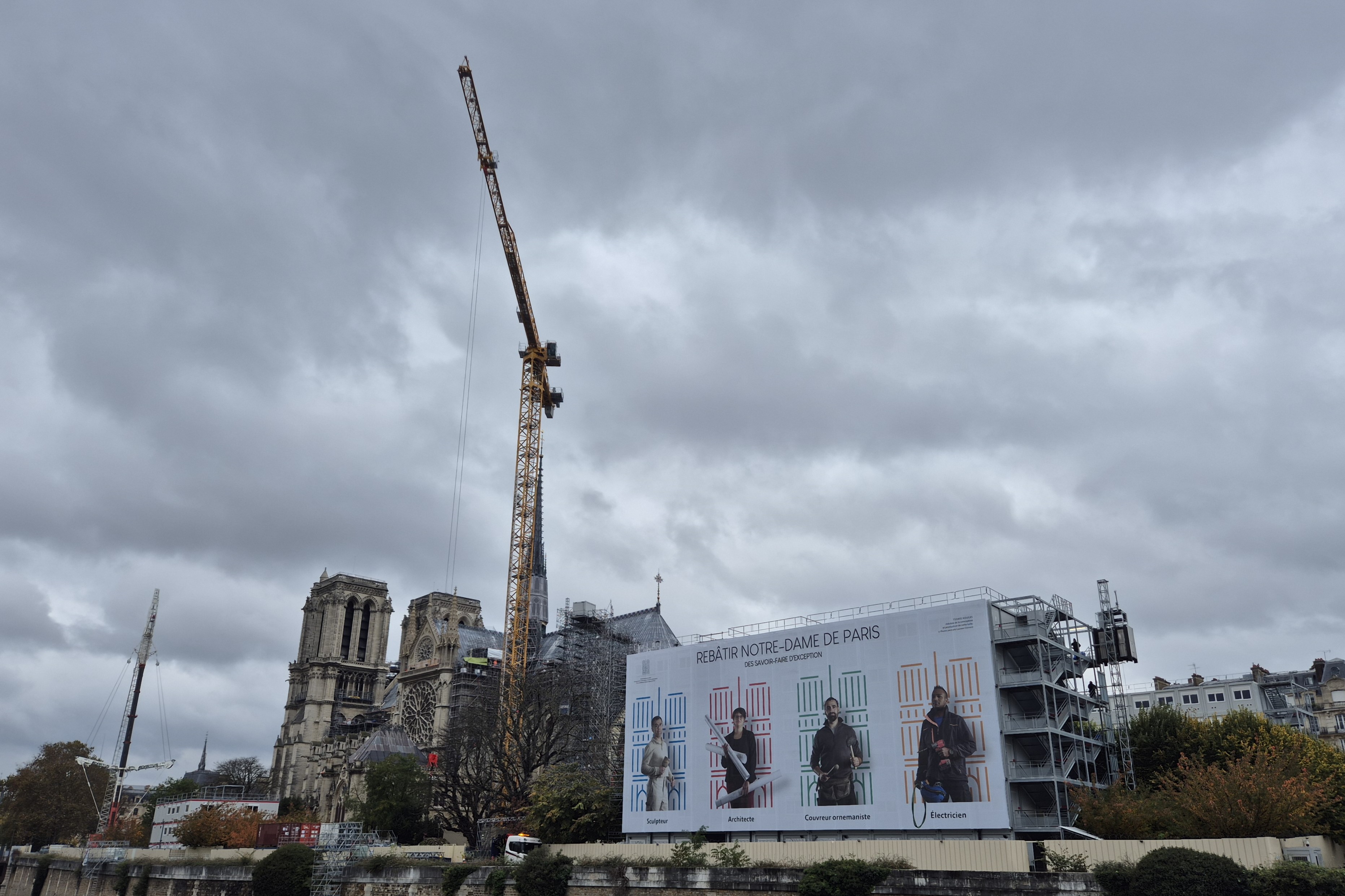 廣告牌和大吊車