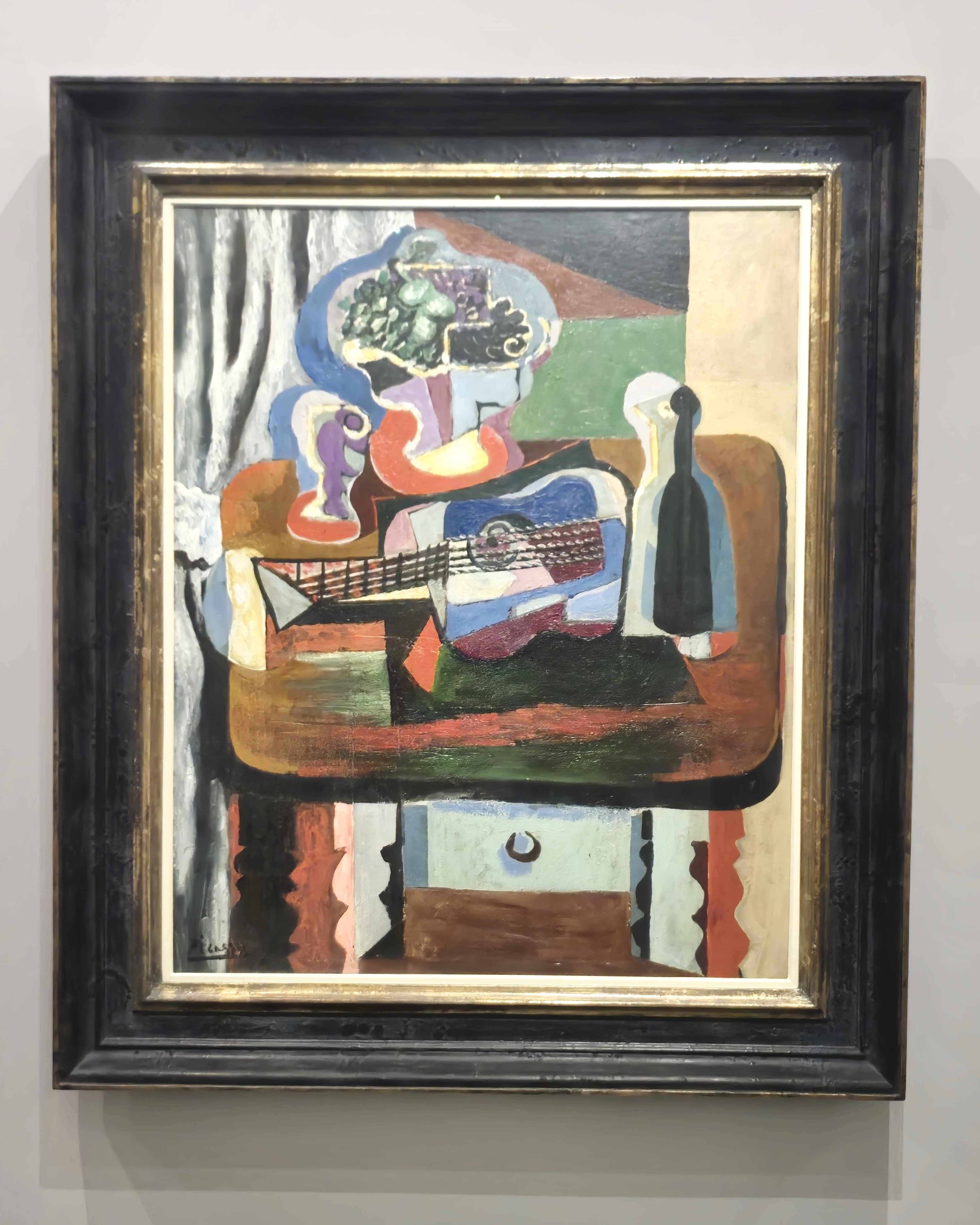 玻璃杯、花束、吉他和杯子