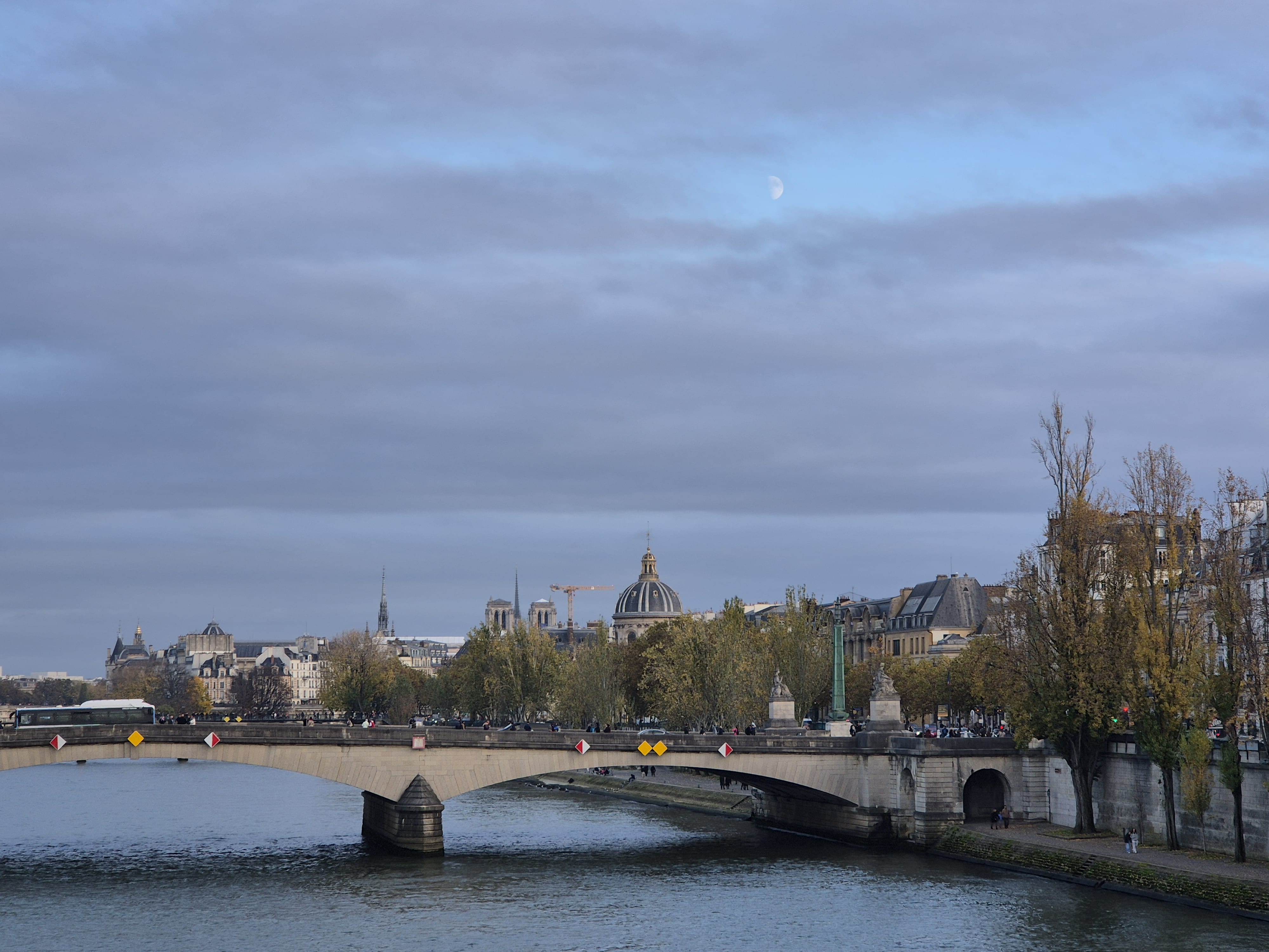 塞納河上，好巧拍到了月亮